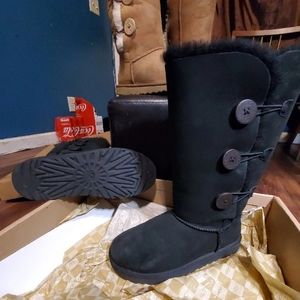 in box black bailey triplet button